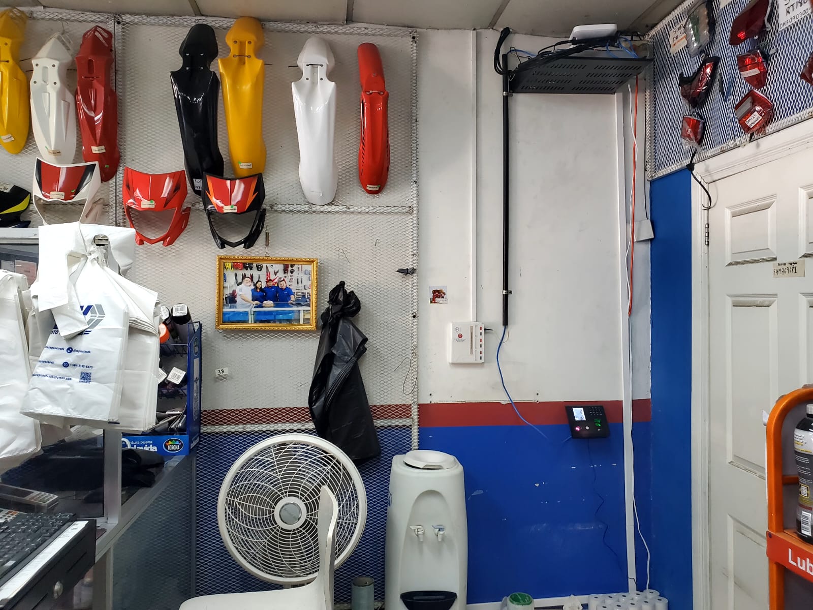 Nueva bandeja de red instalada de forma segura en altura